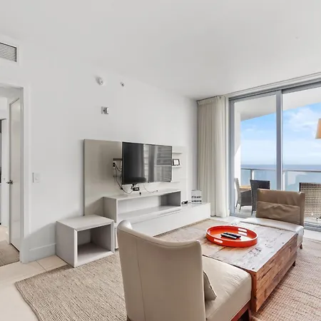 City Lights And Skyline Nights - High-Floor Stay In Our Luxury Apartment
